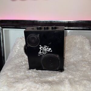 HANDCRAFTED Black Portable guitar amp it works and it just used a battery